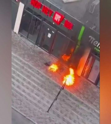 У Дніпрі на бульварі Слави чоловік кинув &quot;коктейль Молотова&quot; у магазин: відео моменту