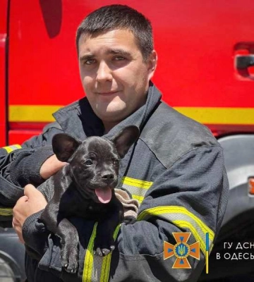 Одеським вогнеборцям подарували кумедне цуценя