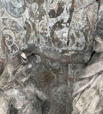 У Львові на площі Ринок демонтували фігуру зі скульптурної групи Хрещення