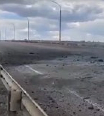 Удар по Антоновскому мосту в Херсоне: российские оккупанты показали видео повреждений