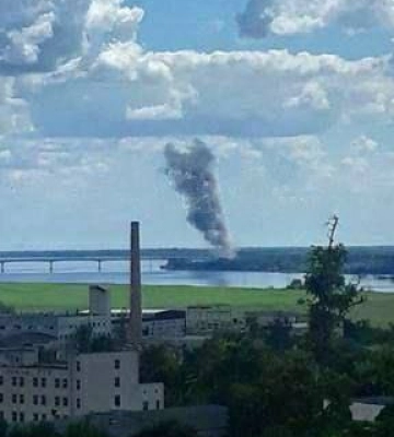 Херсонщина: ВСУ ударили по мосту, по которому рашисты перевозили технику и топливо (видео)