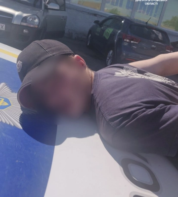 Побив, пограбував та втік: у Дніпрі невідомий чоловік напав на 17-річного хлопця