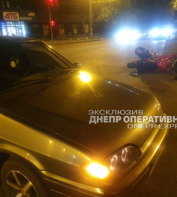 У Дніпрі на Слобожанському проспекті BMW зніс мотоцикл: відео моменту