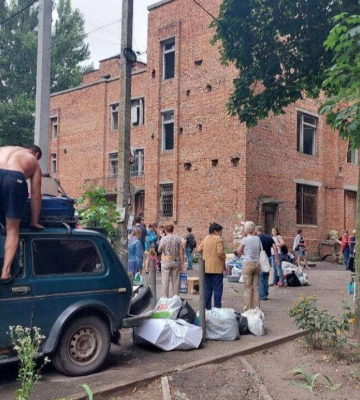 Постраждалим внаслідок ворожого ракетного обстрілу в Дніпрі надають тимчасове житло. Фото