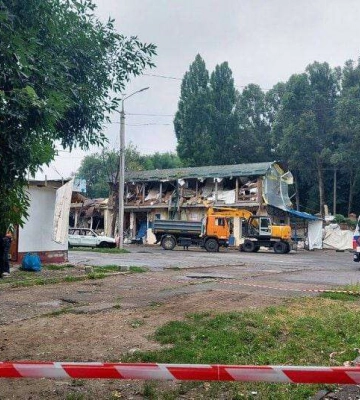 Поліція збирає докази на місці ворожого ракетного обстрілу Дніпра (відео)