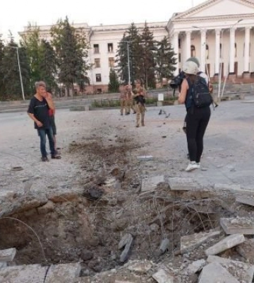 Вибиті вікна, зірваний асфальт: фото наслідків ракетного удару по Краматорську