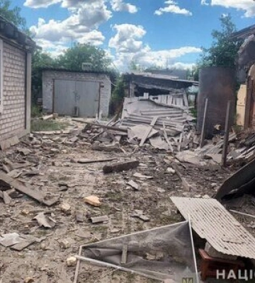 За прошедшие сутки полиция зафиксировала 26 попаданий российских снарядов в Донецкой области, все - в жилищный сектор. ФОТОрепортаж