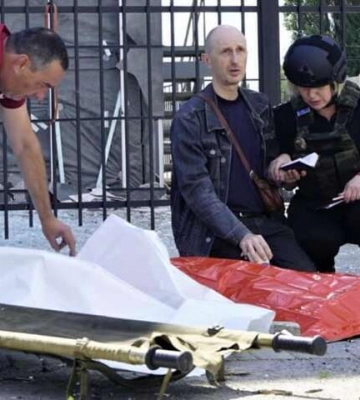 Читал молитвы: отец погибшего в Харькове 13-летнего мальчика два часа не отходил от сына