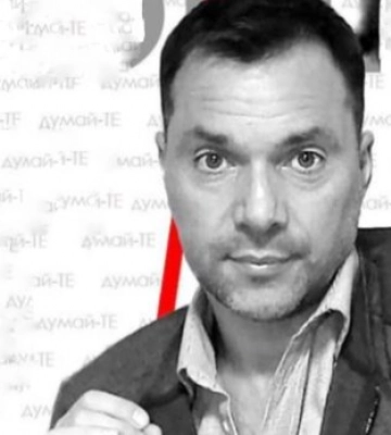 Олексій Арестович назвав причину запізнілої реакції Кремля на вибухи у Криму: &quot;Тепер бійка за владу&quot;