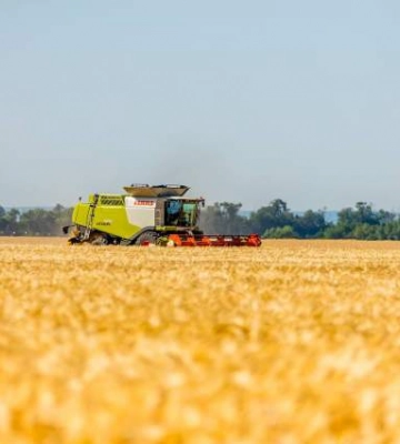 російський танк прицільно розстрілював українські комбайни у Криворізькому районі