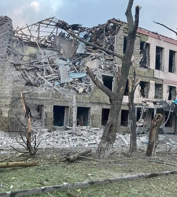 За одну ніч російські окупанти зруйнували дві школи на Донеччині 