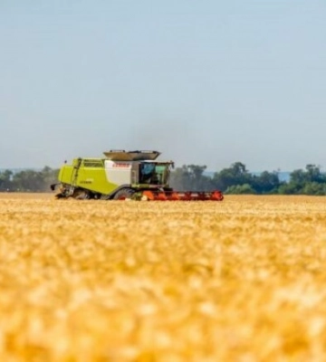 На Дніпропетровщині російський танк обстріляв комбайни, які збирали урожай