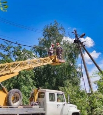 ДТЕК повернула світло 5,5 тис. сімей у двох областях