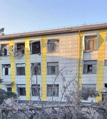 Росіяни обстріляли три райони Дніпропетровщини: зруйнували залізничну колію й школи, пошкодили газовід і вбили людину