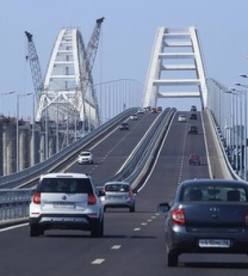 Переорати воронками від вибухів: військовий експерт пояснив, як вчинити з Кримським мостом