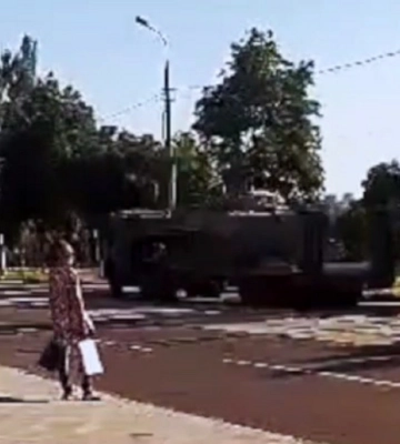 Двигалась в сторону Запорожья: в Сети показали колонну техники рф в Мариуполе