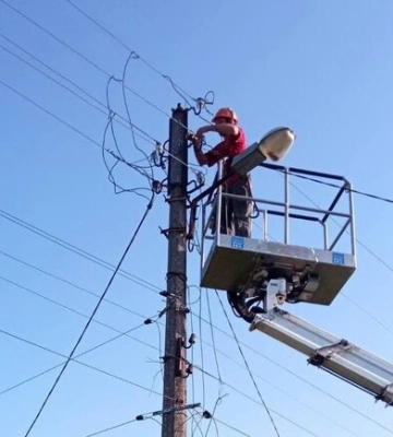 У Чугуєві після нічного обстрілу відновлюють електропостачання