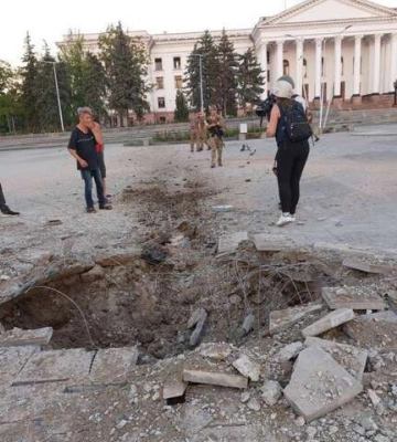 Вибиті вікна, зірваний асфальт: фото наслідків ракетного удару по Краматорську