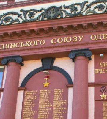 Стену с именами героев Советского союза от Оперного перенесут в  другое место