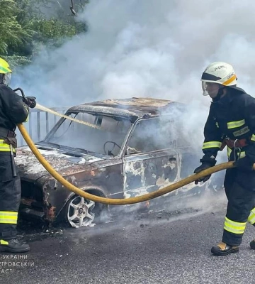 Автівка зайнялася просто під час руху: у Дніпрі рятувальники гасили пожежу