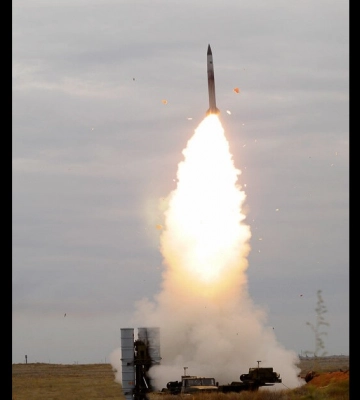 Россияне выпустили шесть ракет С-300 по Николаеву, загорелся склад