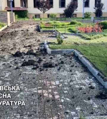 Перші відео та фото наслідків обстрілу університету і житлового будинку в Харкові