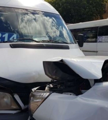 У Кривому Розі таксист заснув за кермом та влетів у маршрутку: фото