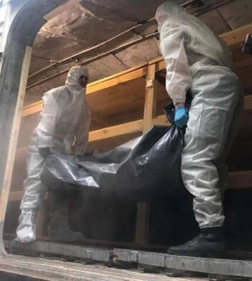 Военные показали, как вывозят тела убитых оккупантов 