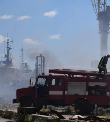 Наслідки ракетного удару по порту Одеси показали на фото й відео