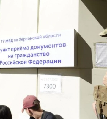 В оккупированном Херсоне захватчики заставляют предпринимателей получать российские паспорта
