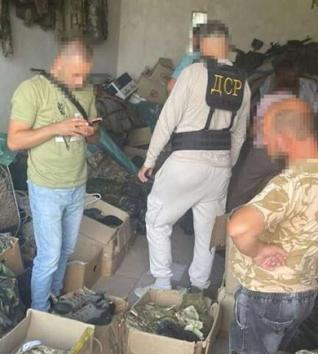 Правоохоронці затримали «волонтерів», які продавали гумдопомогу для ЗСУ
