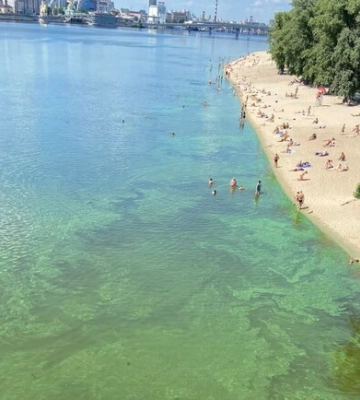 В Киеве позеленела вода в реке Днепр: в чем опасность В Киеве позеленела вода в реке Днепр: в чем опасность