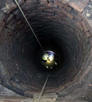 На Дніпропетровщині з колодязя дістали жінку