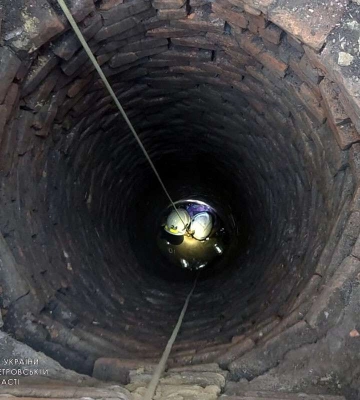 На Дніпропетровщині жінку дістали з колодязя. Фото