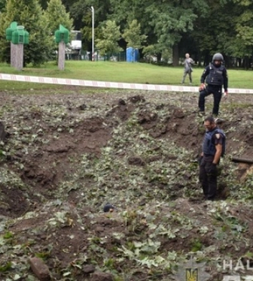 Ракетный удар по Харькову: возле входа в метро образовалась воронка