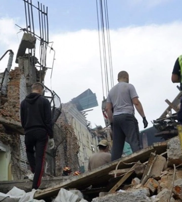 Обстріл Чугуєва: під завалами Будинку культури знайшли тіло жінки