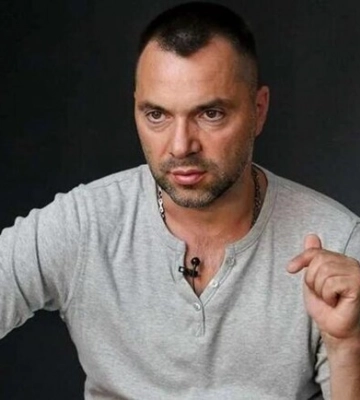 «Тактичні дії, артилерійський вогонь»: Арестович розповів про дії військ РФ під Харковом