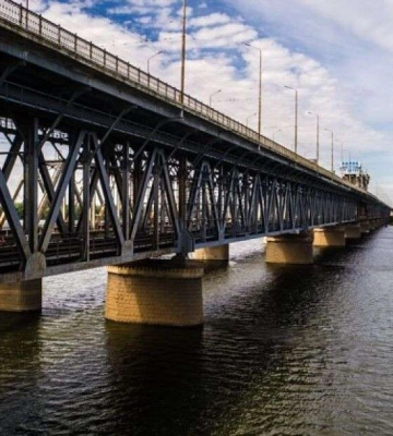 В Дніпрі чоловік стрибнув у ріку з Амурського моста
