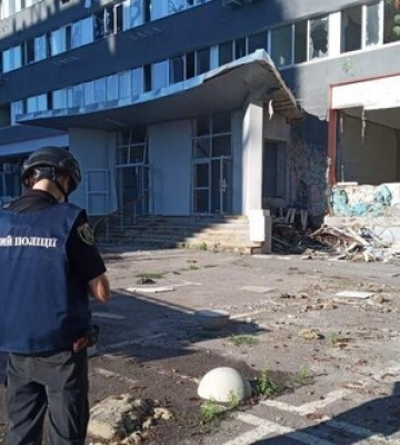 Наслідки ракетного удару по Харкову: снаряди влучили у приватний сектор та виробничу п&#039;ятиповерхівку. ФОТОрепортаж