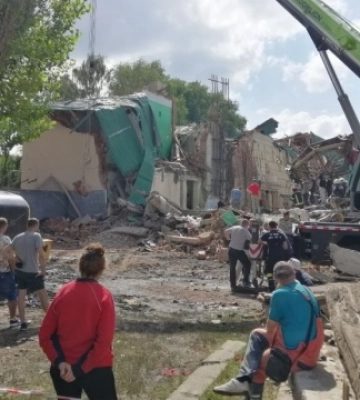 Обстрел Чугуева: под завалами дома культуры нашли тела трех погибших