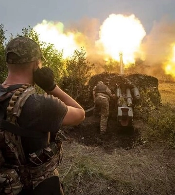 Окупанти готують шляхи відступу: біля Каховської ГЕС затопили вагони для побудови переправи