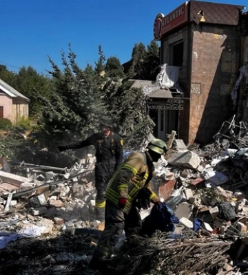 Ранковий обстріл Бахмута: з-під завалів готелю дістали тіло загиблого