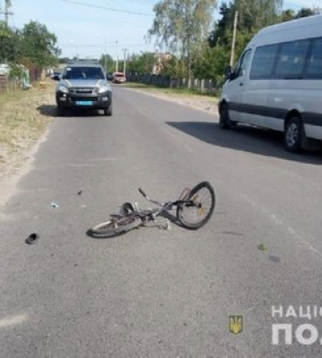 Водій рейсового автобуса збив 7-річного велосипедиста на Волині