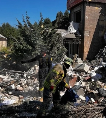 Розтрощили готель вщент: війська РФ обстріляли Бахмут