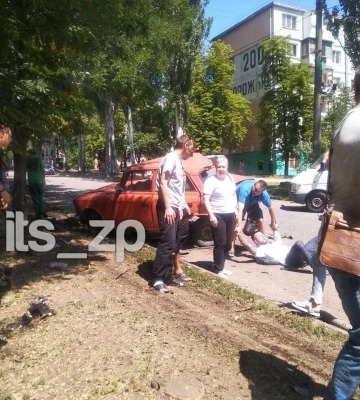 Люди та машини лежать на дорозі: у Запоріжжі сталася масштабна ДТП (фото, відео 18+)