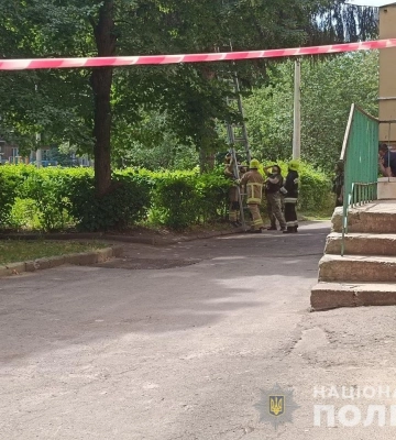 У дворі багатоповерхівки на дереві почепили вибуховий пристрій