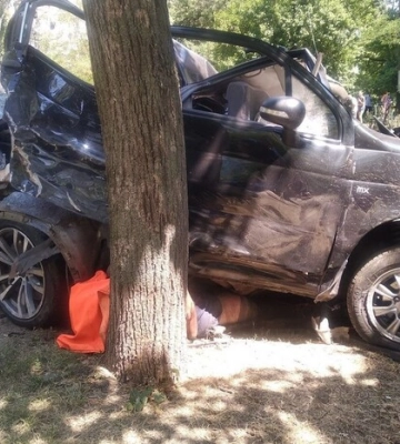 У Запоріжжі водій на швидкості втаранився в комунальників: є загиблий і постраждалі (фото, відео)