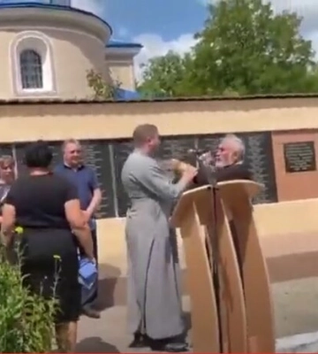 Московський батюшка вдарив хрестом священника ПЦУ на похороні солдата (відео)