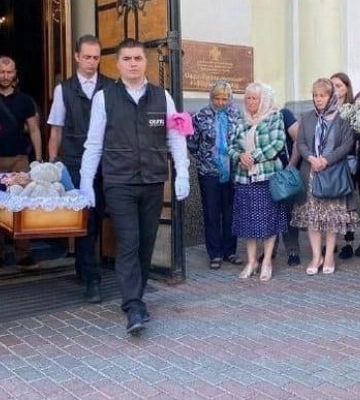 У Вінниці попрощалися з 4-річною Лізою, яка загинула внаслідок ракетного удару РФ