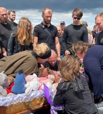 У Вінниці попрощалися з маленькою Лізою, яка загинула внаслідок теракту (фото, відео)